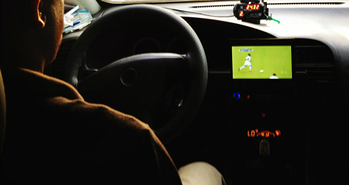 Новость - Транспорт и инфраструктура - Чтобы не скучать: водитель смотрел за рулем видео