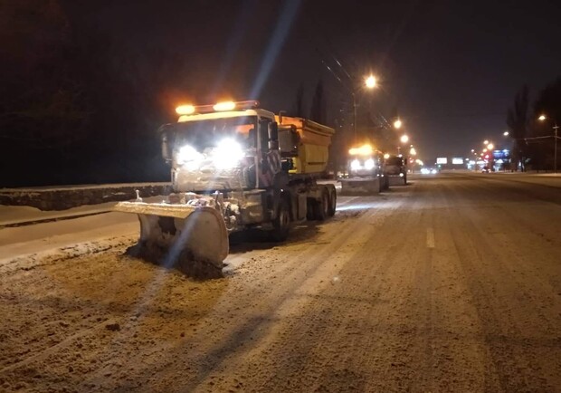 Новость - События - На дорогах Днепра работают 143 снегоуборочные машины. Все автодороги проездные