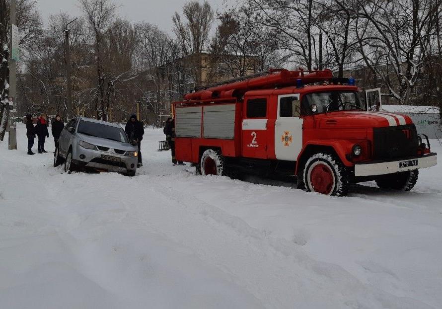 На Богдана Хмельницкого застряла легковушка. фото: ГСЧС