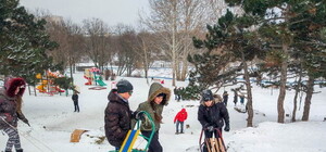Вспомни детство: смотри, как в парке Победы одесситы катаются на заснеженных склонах
