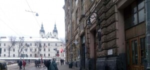 Не гуляй там: з львівської поліклініки падає ліпнина