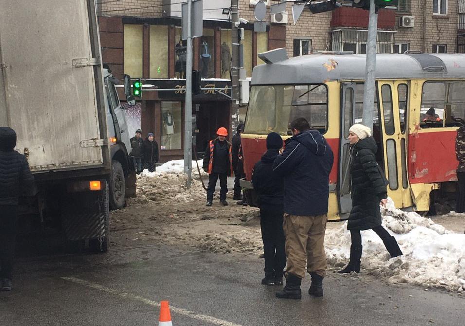 Авария с трамваем и грузовиком. фото: Tg-канал "ДТП и Пробки Днепр"