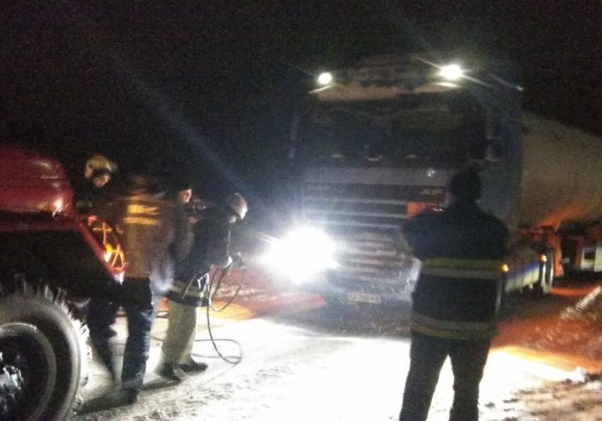 Новость - События - Непогода в Днепре: за ночь спасатели вытащили из снежных заносов 24 автомобиля