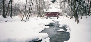 В Днепровском районе женщина упала в ручей: пришлось вызывать спасателей