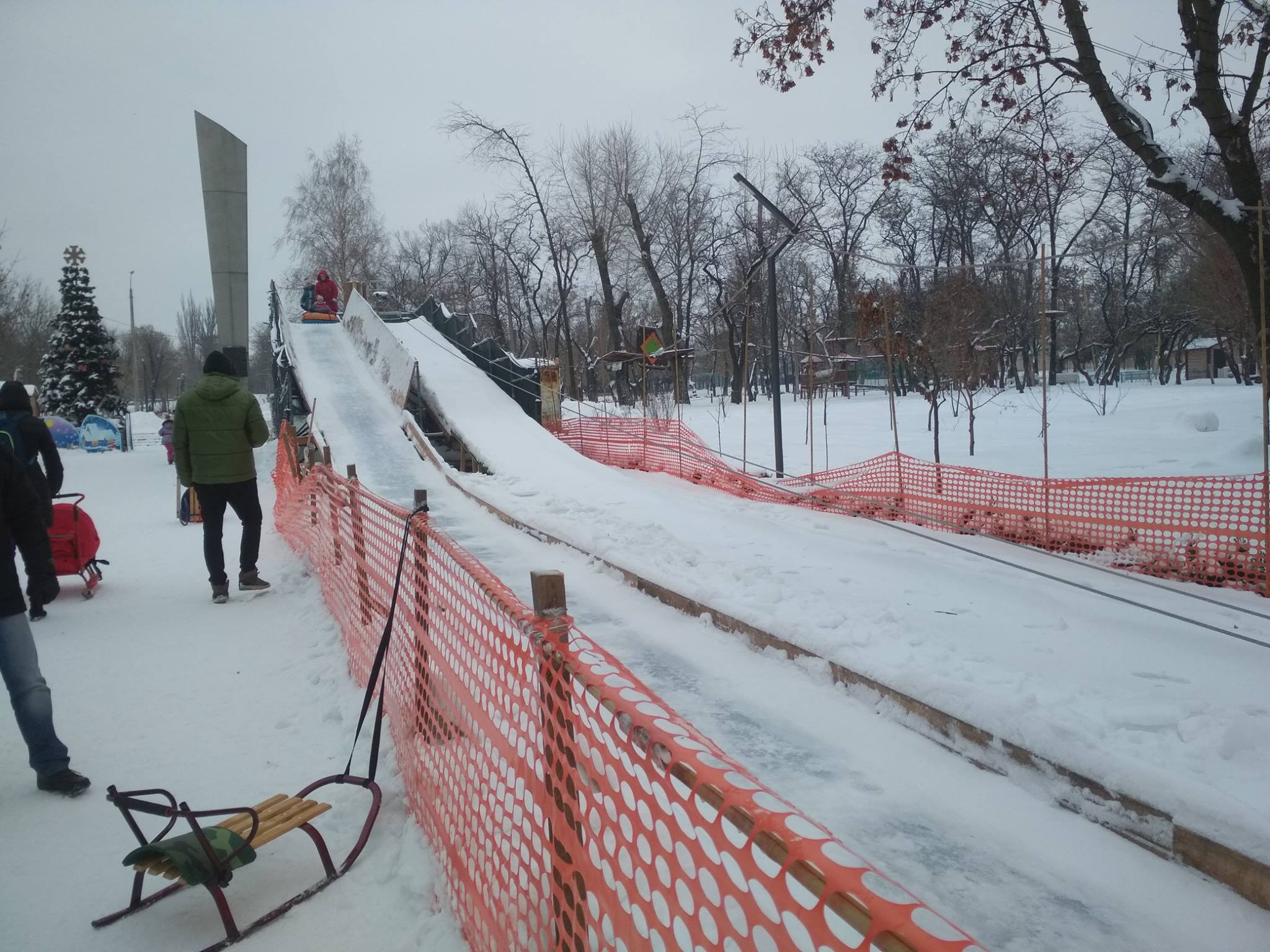 В Новокодацком парке появился тюбинговый спуск. ФОТО: Urban Dnipro