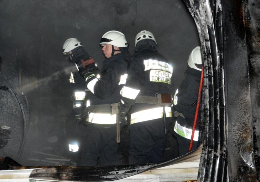 Пожарные ликвидируют возгорание в центре игровых автоматов. фото: ГСЧС