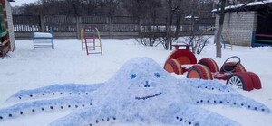 Черепаха, осьминог, машинка: дети лепят необычные фигуры из снега