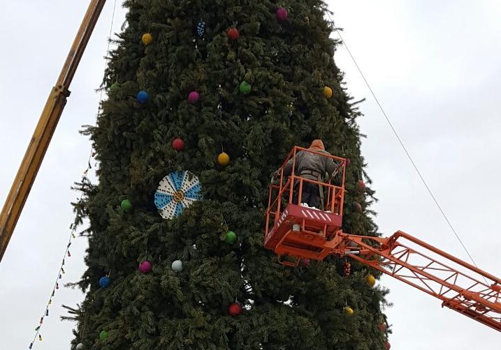 В Днепре убирают елку в парке Глобы. фото: "НМ"