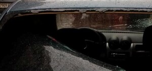 Не гуляй там: у центрі Львова брила льоду з даху розтрощила автомобіль