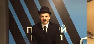 То ли Чаплин, то ли Гитлер: одесский нардеп выступил на ТВ в костюме клоуна