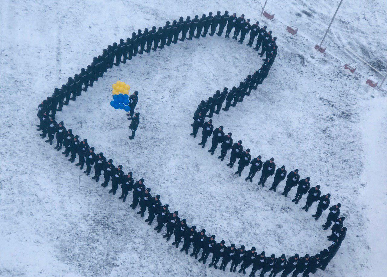 В Днепре курсанты выстроились в форме сердца. фото: dduvs.in.ua