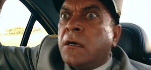 Береги голову: на Озерке обвалился навес (фото)