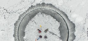 На Осокорках киевляне сделали карусель из громадной льдины