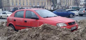 Ні пройти, ні проїхати: у центрі Львова комунальники закидали снігом 