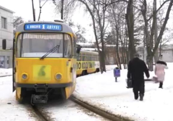 В Днепре ездит трамвай с изображением эволюции транспорта. фото: DniproTV