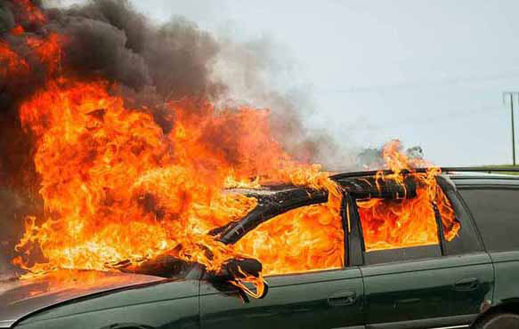 Новость - События - Загорелось среди бела дня: на Гагарина вспыхнуло авто