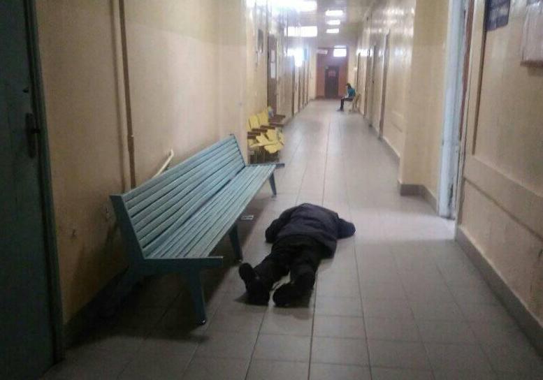 Мужчина лежал в коридоре больницы. фото: fb Марианна Яворская