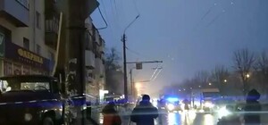 Обходи стороной: на Зыгина с 5-этажки сбивают ледяные глыбы, работает вышка, движение перекрыто