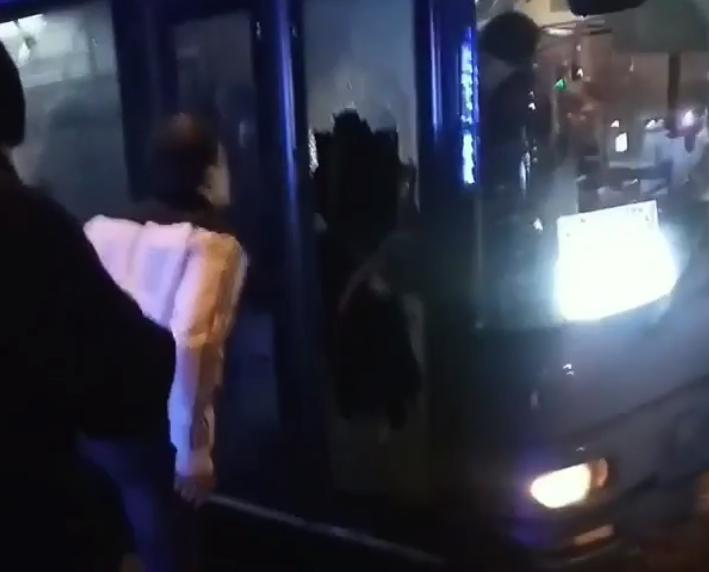 На Калиновой мужчина выбил стекло в двери автобусв