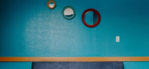 Цвет настроения: в Киеве закрывают рестораны с синей мебелью