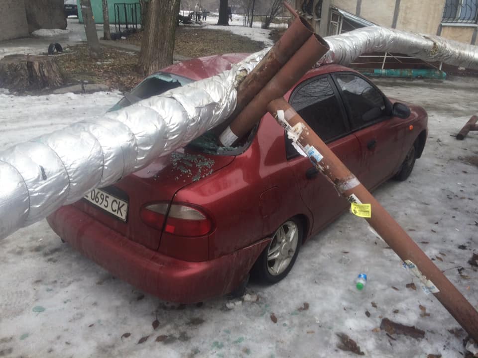 В Днепре на авто свалился столб и теплосеть. фото: fb Муля Орлов
