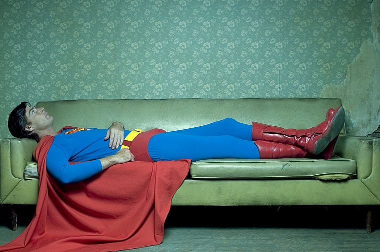 Супермен на диване. Фото: Oboi7.com.