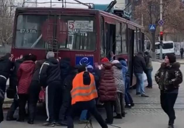 В Днепре люди толкали троллейбус. фото: fb Денис Давыдов