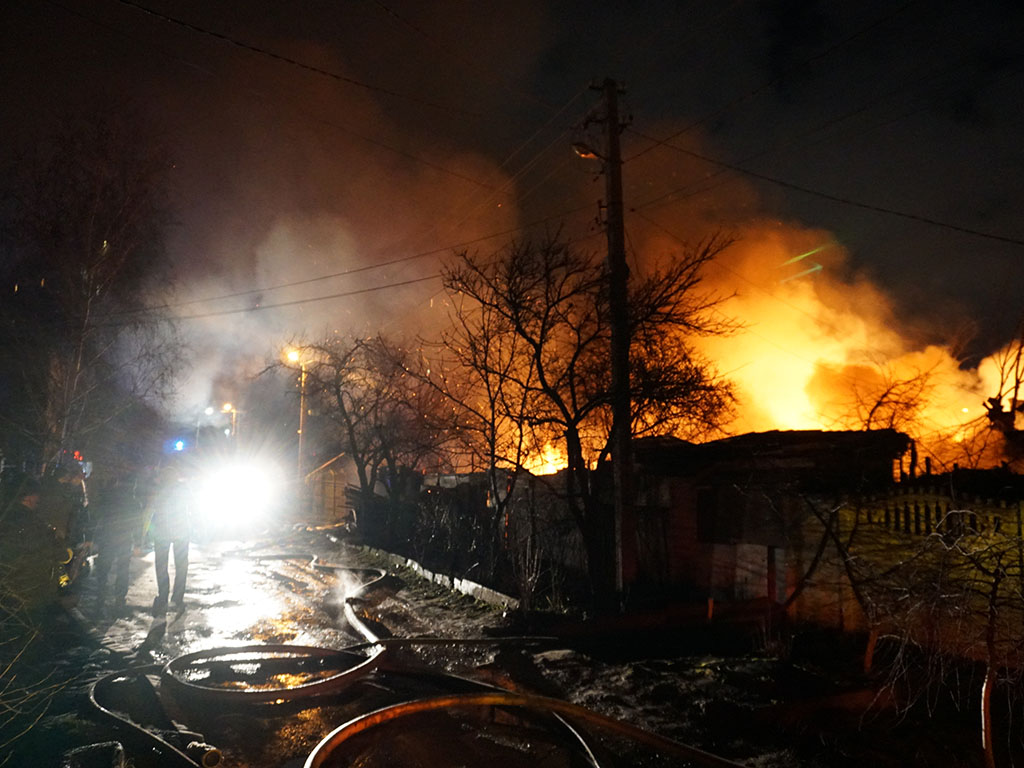 Пожар на улице УНиверсальной. фото: ГСЧС