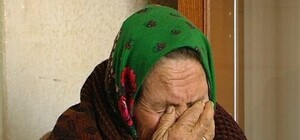 Не могла выбраться: пенсионерку спасли из собственной уборной