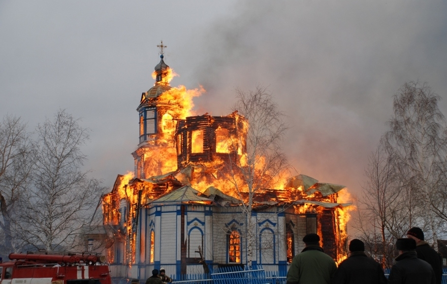 Новость - События - Загорелись двери: в Кривом Роге попытались сжечь церковь