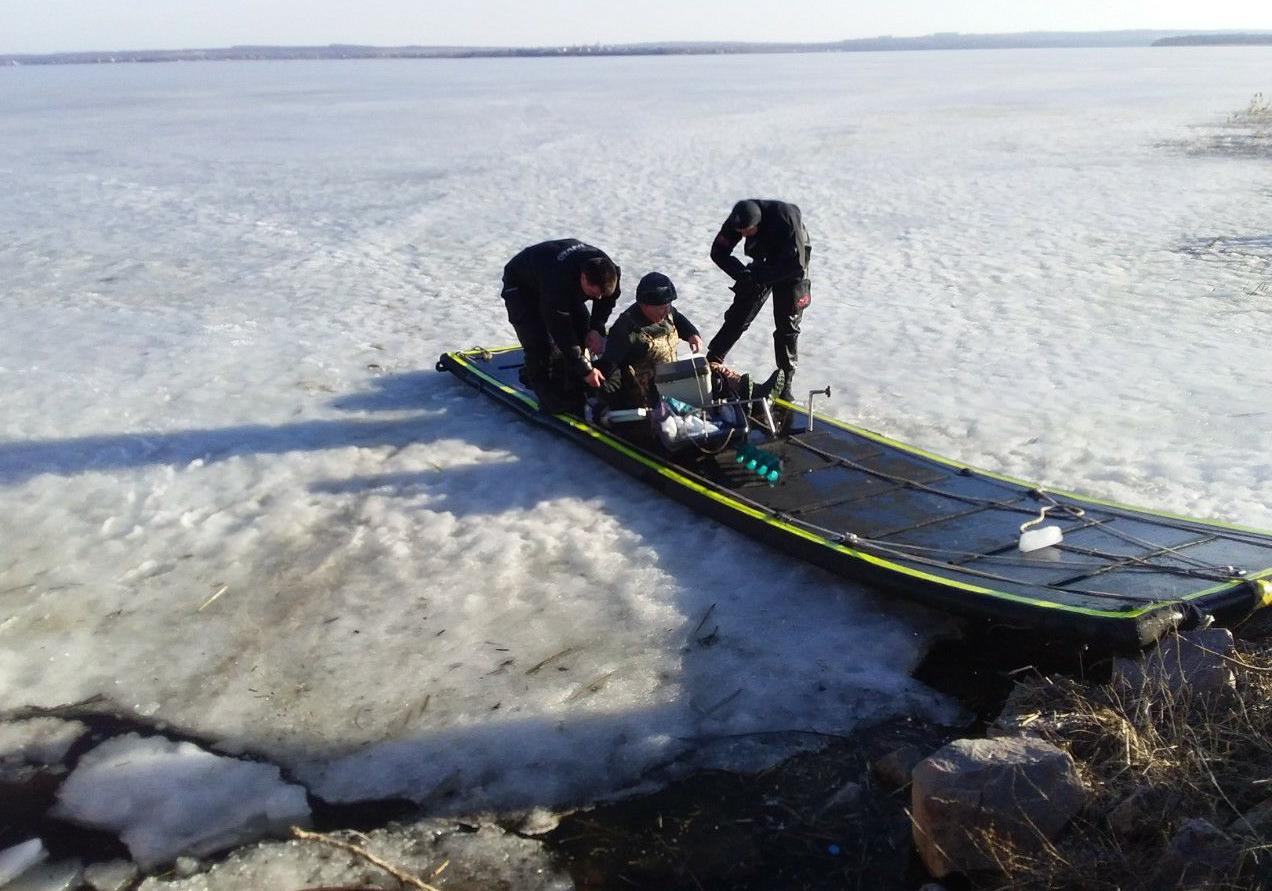 Рыбаки массово провалились под лед. фото: ГСЧС