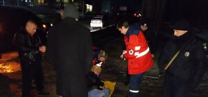 Замерзал на обочине: на Салтовке прохожие спасли дедушку после инсульта