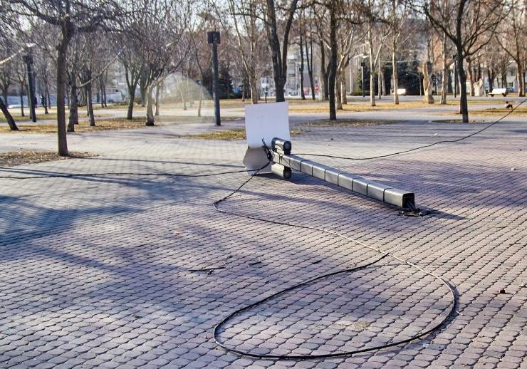 В сквере Героев в Днепре лежит столб с оголенными проводами. фото: "Відкритий"