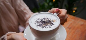 Пробили дыру в стене: на Воскресенке в хрущевке на первом этаже хотят открыть кофейню в электрощитовой