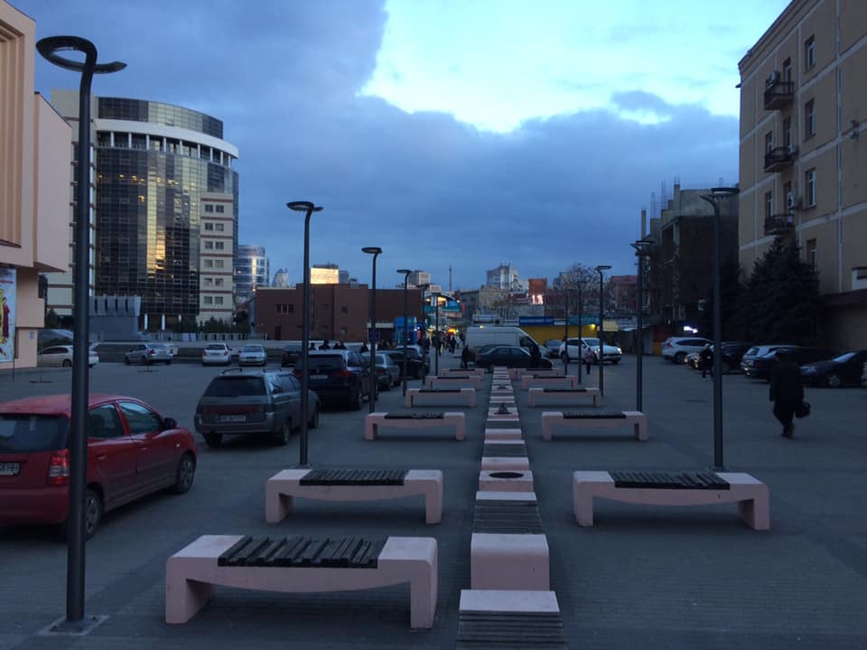 Театральный бульвар превратили в парковку. фото: Urban Dnipro