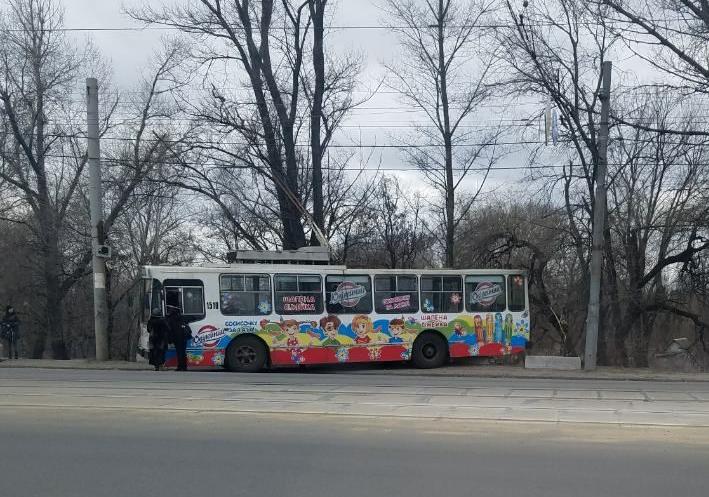 В Днепре троллейбус слетел в кювет. фото из TG-канала "ДТП и Пробки Днепр"