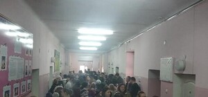 Не протолкнуться: в детской поликлинике на Космосе коридоры забиты толпами людей