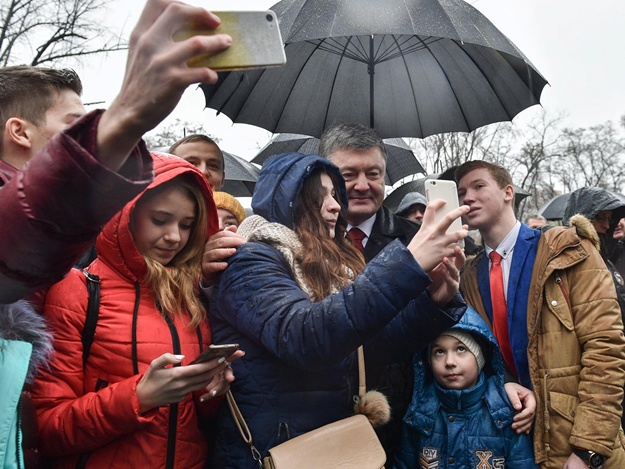 На фото визит Президента в Днепр в ноябре 2017 года. источник: fb Петра Порошенко
