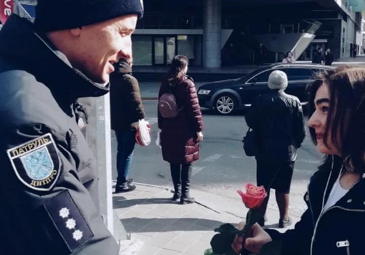 В Днепре полиция дарила цветы женщинам. фото: патрульная полиция Днепра