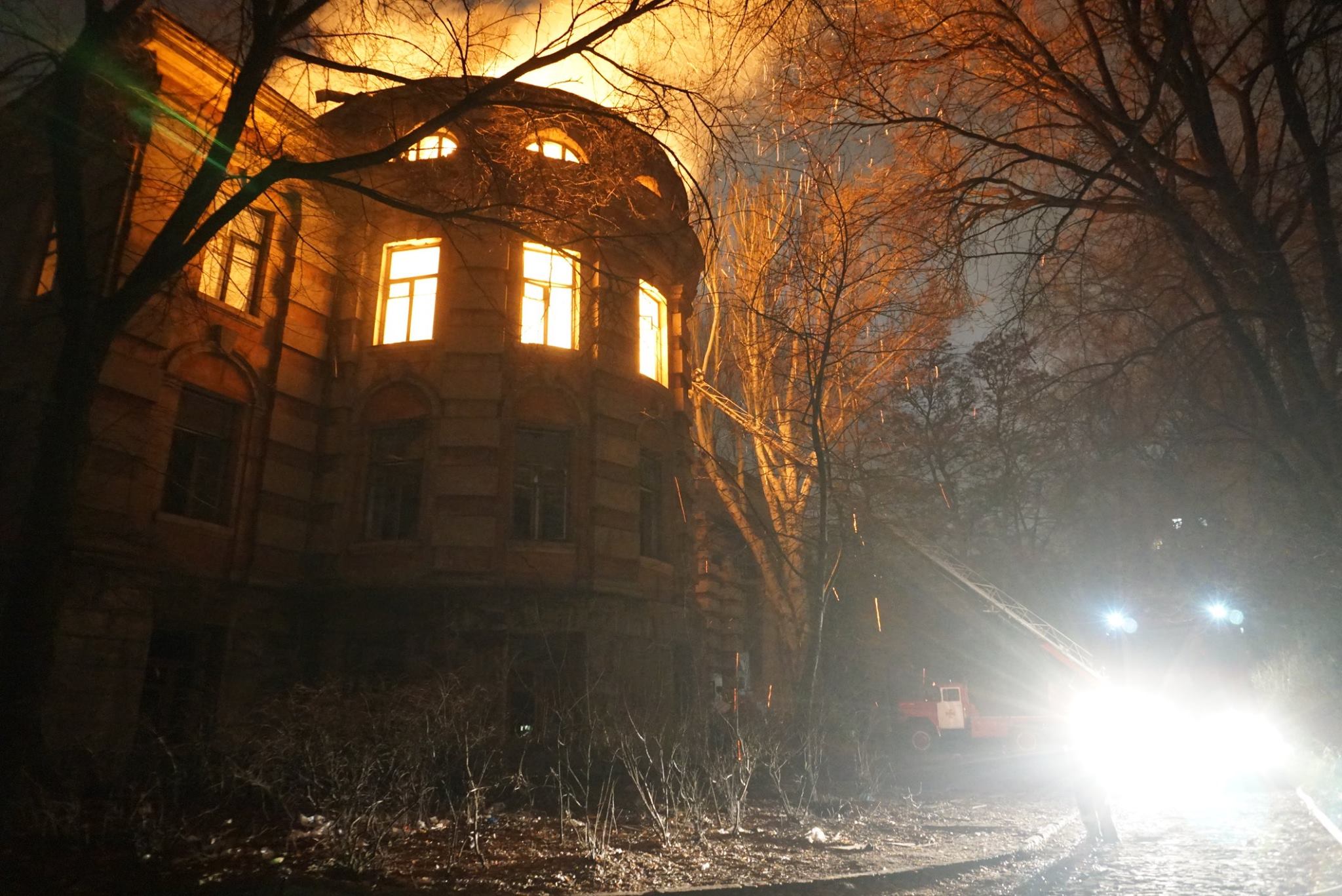 Здание больницы загорелось поздно вечером. Фото: пресс-служба ГСЧС.