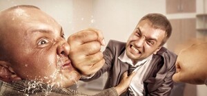 Семейные разборки: мужчины выясняли отношения в Караване (видео)