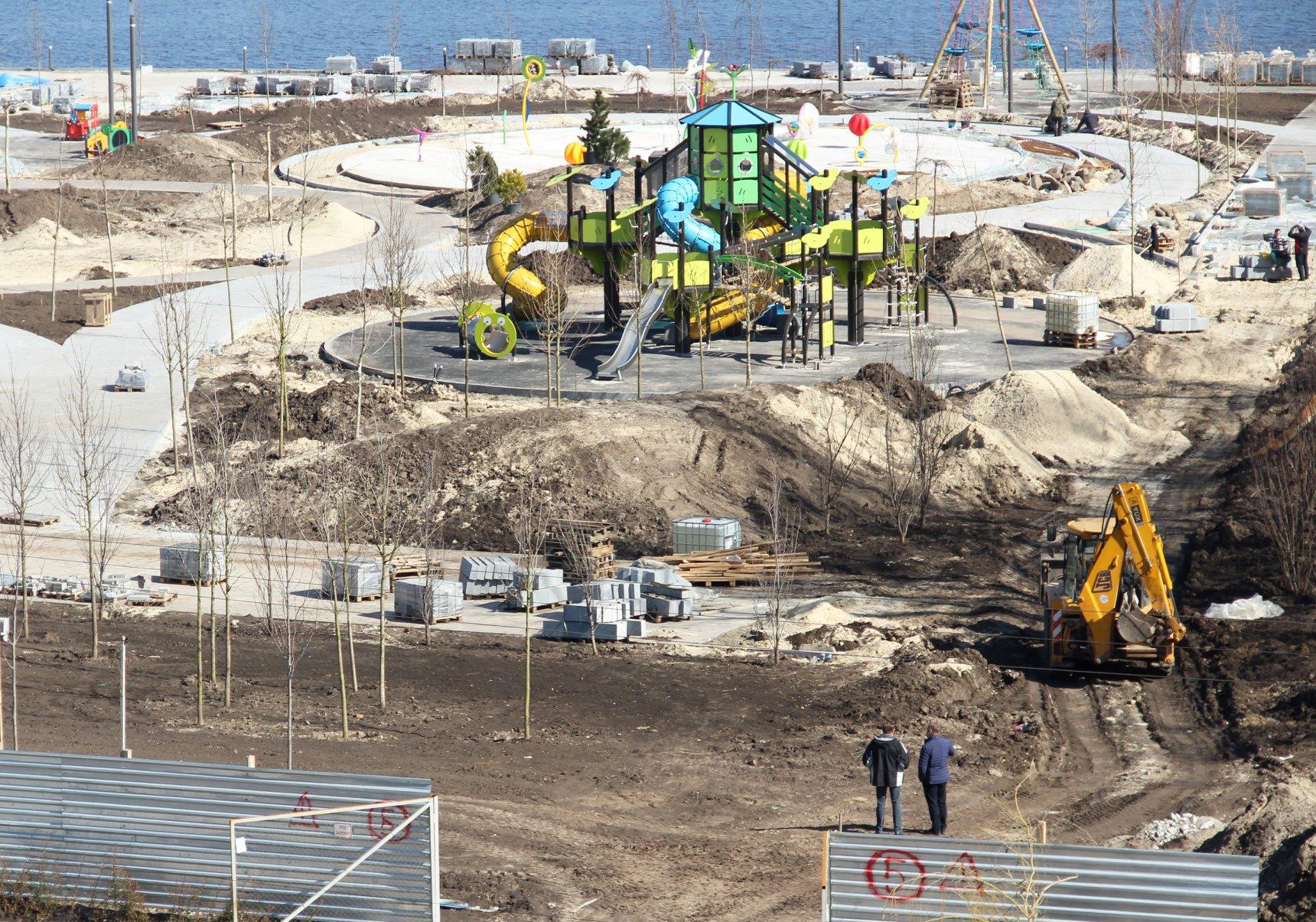 Строят новый сквер на набережной. Фото: Дмитрий Лысенко