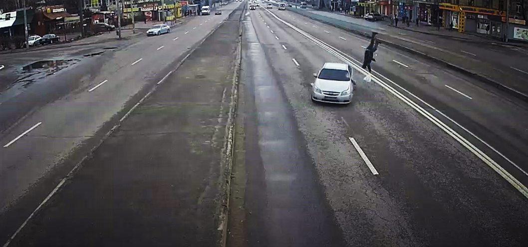 На Слобожанском проспекте сбили мужчину. фото: кадр из видео