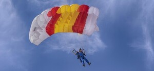 В Киеве мужчина прыгнул с парашютом с крыши жилого дома и зацепился за фонарь