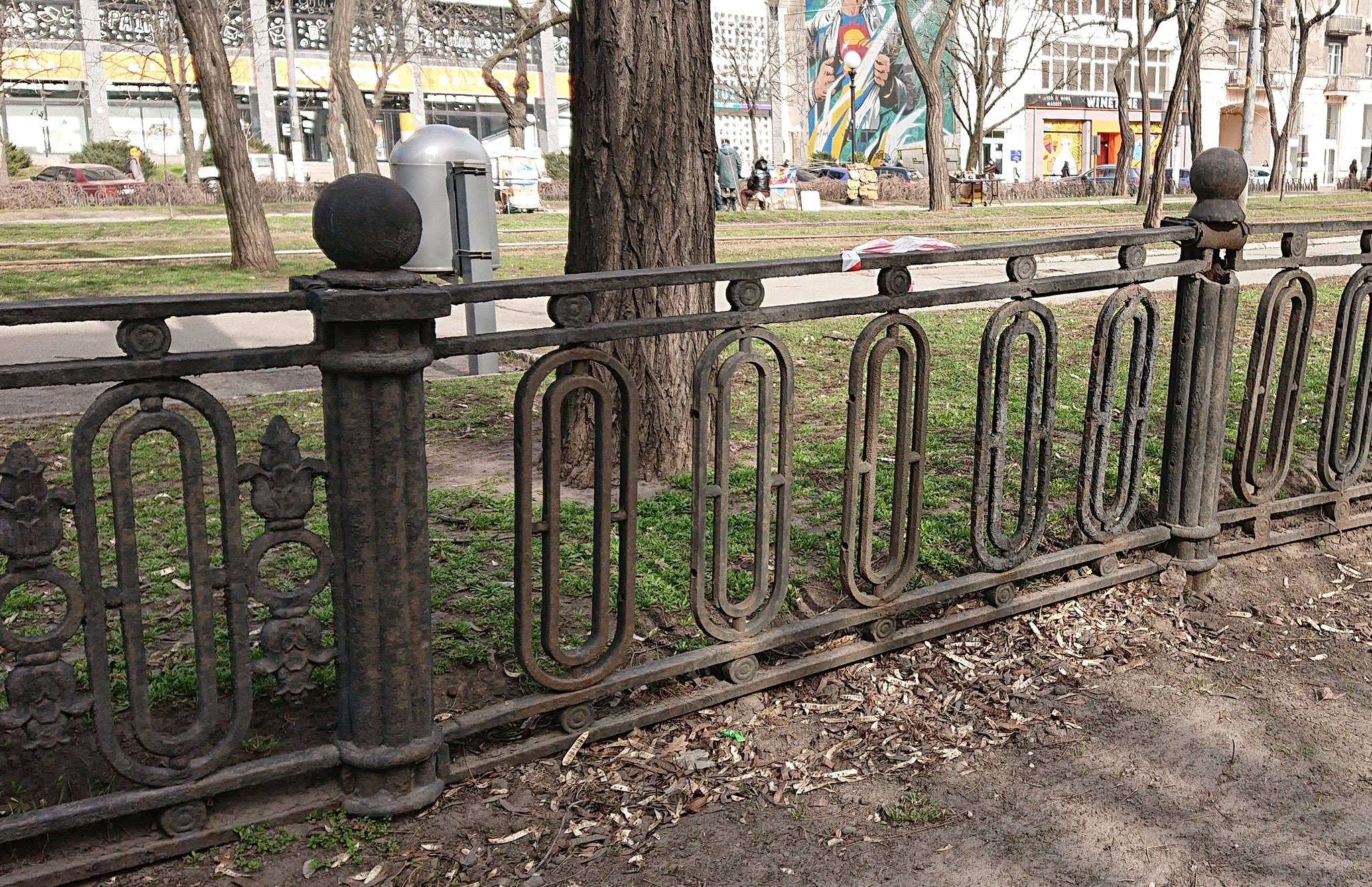 На Яворницкого убрали заборчик. фото: fb Руслан Мороз