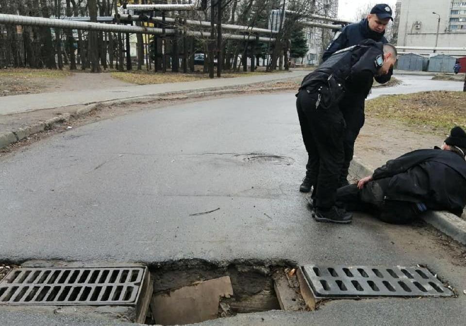 В Днепре мужчина упал в канализацию. фото: патрульная полиция Днепра