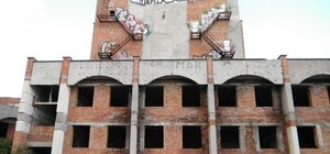 Долой недострой! В Евпатории снесут старое здание