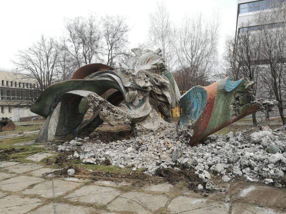 Около Дворца спорта "Метеор" снесли уникальную скульптуру. фото: Игорь Ленда