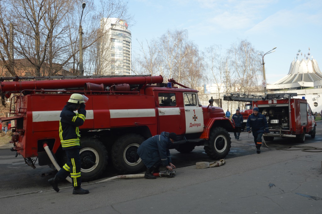 Спасатели потушили возгорание в поликлинике №4. фото: пресс-служба ГУ ГСЧС в Днепропетровской области