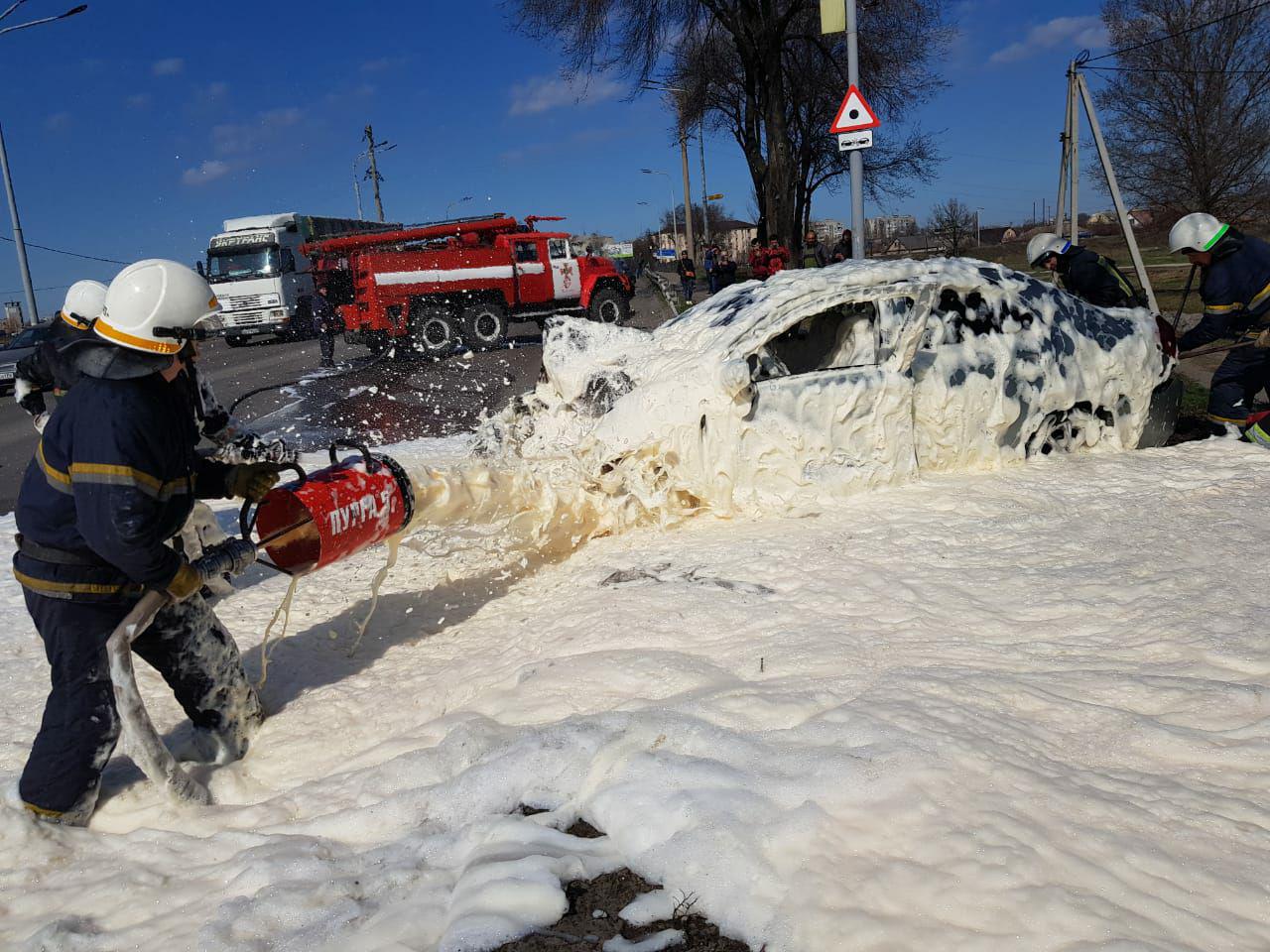 В Павлограде горела машина. фото: ГСЧС в Днепропетровской области